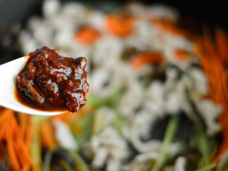 14、鱼香肉丝,调入一勺豆瓣酱，翻炒均匀