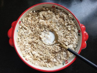 7、燕麦酸奶杯,倒入牛奶。