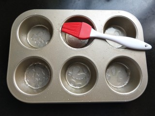 9、燕麦酸奶杯,烤盘刷上食用油。