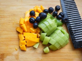 12、燕麦酸奶杯,再来切一点自己喜欢的水果。