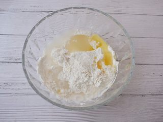 2、椰蓉芝麻糯米糍,把糯米粉、纯净水、白糖、玉米油放入大碗中