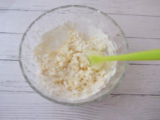 3、椰蓉芝麻糯米糍,先用刮刀拌匀