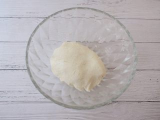 4、椰蓉芝麻糯米糍,再用手揉成光滑的面团