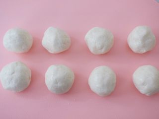 5、椰蓉芝麻糯米糍,分成8份，再次揉圆备用