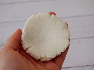 6、椰蓉芝麻糯米糍,取一小份面团，按扁