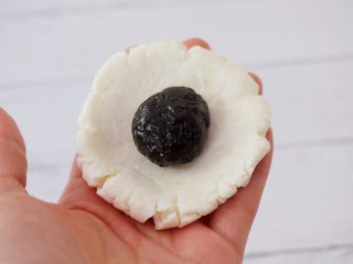 7、椰蓉芝麻糯米糍,放入芝麻丸