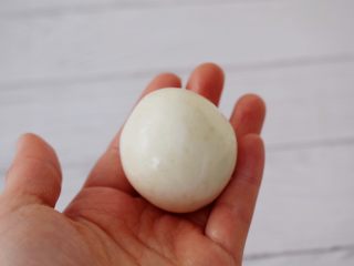 8、椰蓉芝麻糯米糍,利用虎口慢慢收口，揉圆