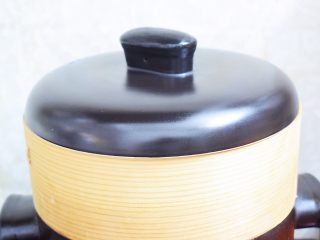 10、椰蓉芝麻糯米糍,放入烧开水的蒸锅中，大火蒸十二分钟