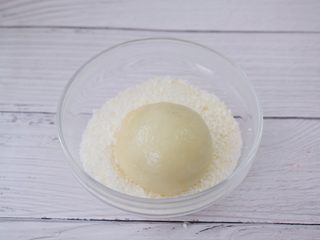 11、椰蓉芝麻糯米糍,取出趁热放入椰蓉中让其表面沾裹上椰蓉即可