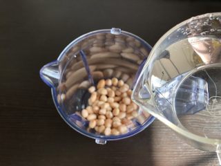 4、牛奶花生露,加入清水，开机搅打成细腻的花生浆