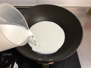 9、牛奶花生露,倒入锅中煮沸，关火