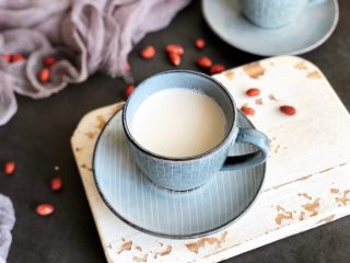 10、牛奶花生露,加入糖搅匀即可