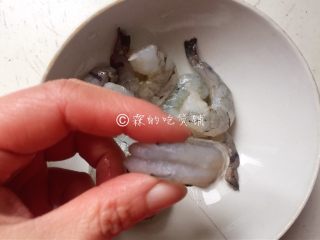 1、培根芝士烤虾卷,虾，去头去壳，尾巴保留，再把泥筋挑出来。