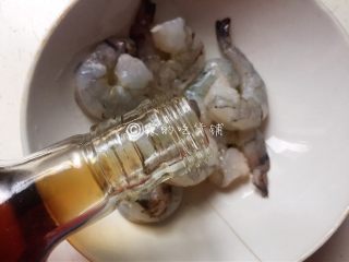 2、培根芝士烤虾卷,加料酒。