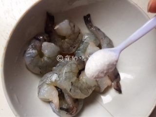 3、培根芝士烤虾卷,盐。