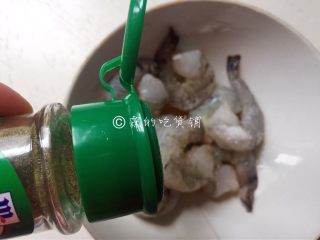 4、培根芝士烤虾卷,再加一点点胡椒粉，抓匀，腌制20分钟。