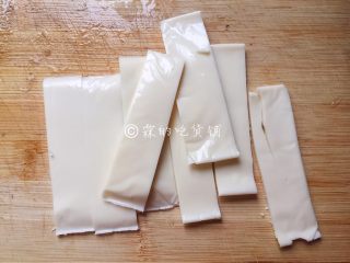 7、培根芝士烤虾卷,芝士片切成条状。