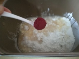 2、浪漫红粉蒸饺,加入4克红曲，如果想要淡粉色，只加1克就好。