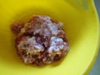 4、浪漫红粉蒸饺,猪后腿肉搅拌碎