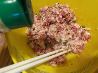 6、浪漫红粉蒸饺,加入橄榄油顺时针搅拌五分钟