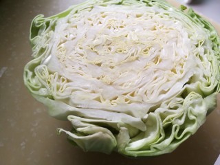 7、浪漫红粉蒸饺,包菜洗净切丁