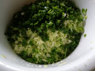 8、浪漫红粉蒸饺,加入肉末葱姜蒜末，芝麻油，蛋清，顺时针搅拌十分钟