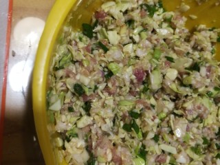 9、浪漫红粉蒸饺,馅料调好了