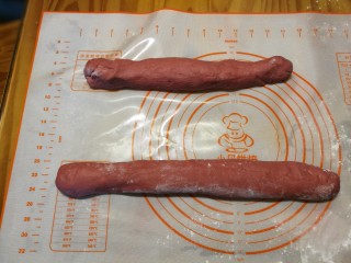 11、浪漫红粉蒸饺,揉成长条