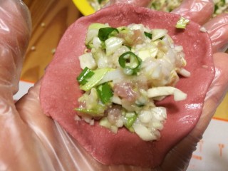 13、浪漫红粉蒸饺,包馅料