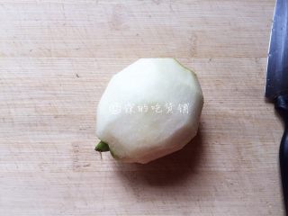 3、桂花马蹄雪梨糖水,梨也削去外皮。