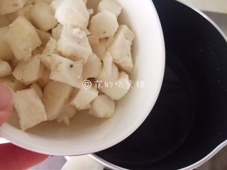 7、桂花马蹄雪梨糖水,放入马蹄块。