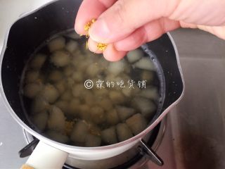 11、桂花马蹄雪梨糖水,等冰糖融化，撒上一点干桂花，关火。