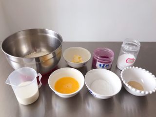 1、猪猪椰蓉小面包,把面团需要的材料准备好