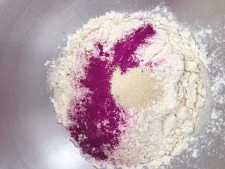 2、猪猪椰蓉小面包,主面团的材料除了黄油外，其他全部放入搅面缸里，液体再下，粉类再上的原则，干酵母放在最上面。开始低速搅打。