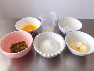 6、猪猪椰蓉小面包,面团发酵过程中，我们来开始做椰蓉内馅。