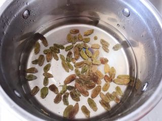 7、猪猪椰蓉小面包,葡萄干提前用热水泡个5分钟左右，捞起挤干水分，备用。