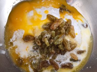 8、猪猪椰蓉小面包,把融化好的黄油和其他材料一起混合均匀。