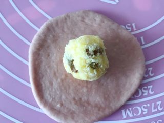 12、猪猪椰蓉小面包,擀成面皮，放入椰蓉内馅。