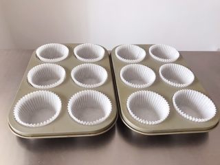 14、猪猪椰蓉小面包,准备好平时做纸杯蛋糕的模具，放入油纸。