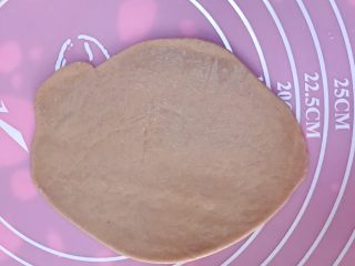 16、猪猪椰蓉小面包,剩余的面团擀成薄片。