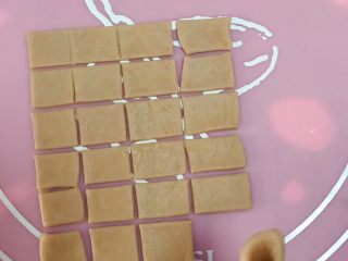 17、猪猪椰蓉小面包,用刀切成方形，切24块。