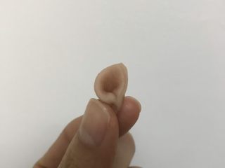 18、猪猪椰蓉小面包,把下面两个角捏起来，做成小耳朵。
