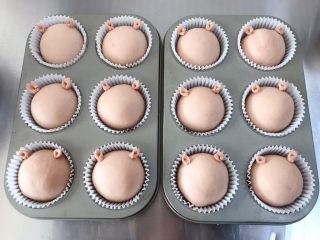 19、猪猪椰蓉小面包,发酵好的面团取出，可以蘸一点点水，把小耳朵粘上去。