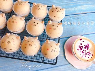 21、猪猪椰蓉小面包,面包出炉后，室温放凉，用烘焙色素笔画出眼睛鼻子。也可以用巧克力来画。