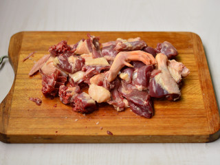 2、啤酒鸭,鸭子洗净,斩成小块