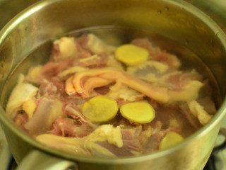 3、啤酒鸭,冷水入锅,放入姜片,焯水后捞出