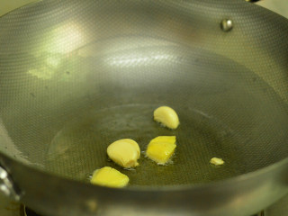 5、啤酒鸭,锅里放入油,烧热后爆香香蒜