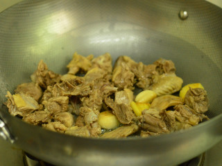 6、啤酒鸭,放入鸭子炒制