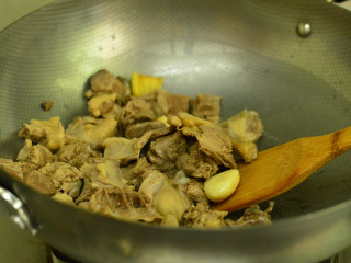 7、啤酒鸭,煸炒掉鸭子的水分后,加入八角再炒一会