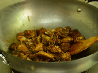 8、啤酒鸭,调入生抽、老抽、料酒,炒制上色